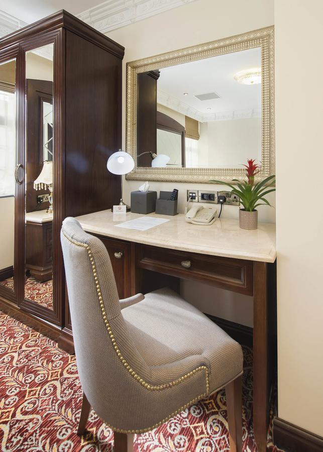 The George Street Hotel Оксфорд Экстерьер фото A dressing table