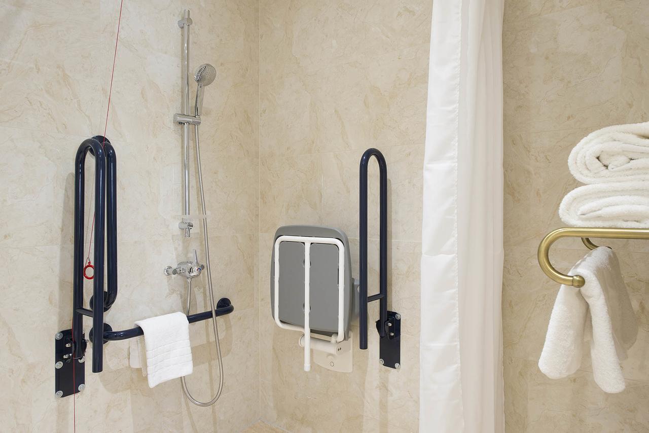 The George Street Hotel Оксфорд Экстерьер фото Disabled shower facilities