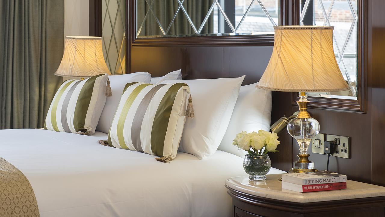 The George Street Hotel Оксфорд Экстерьер фото A bedroom at The Imperial
