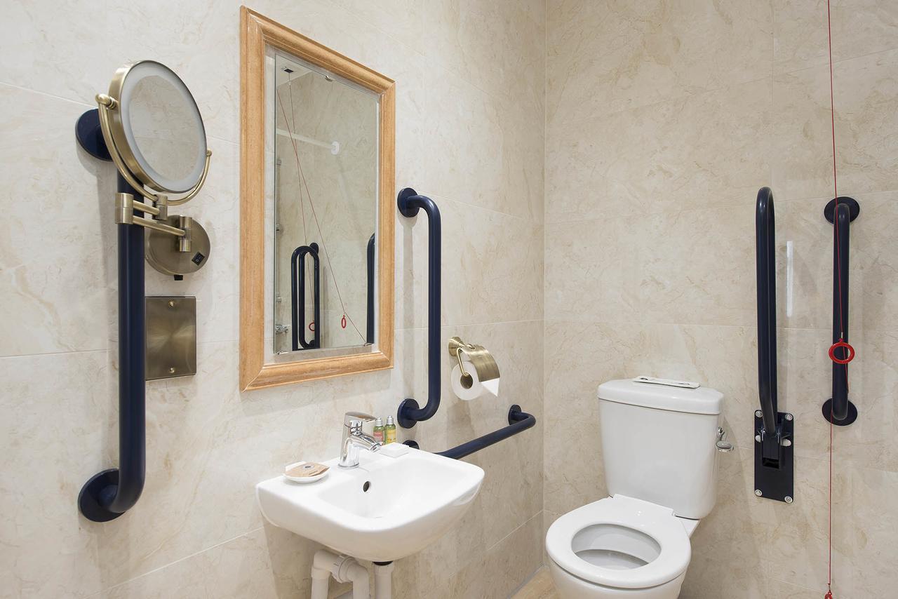 The George Street Hotel Оксфорд Экстерьер фото Disabled toilet with alarm