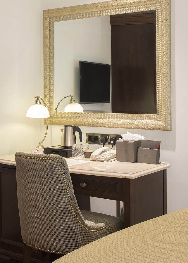 The George Street Hotel Оксфорд Экстерьер фото A hotel room desk with a telephone, a kettle, and a television