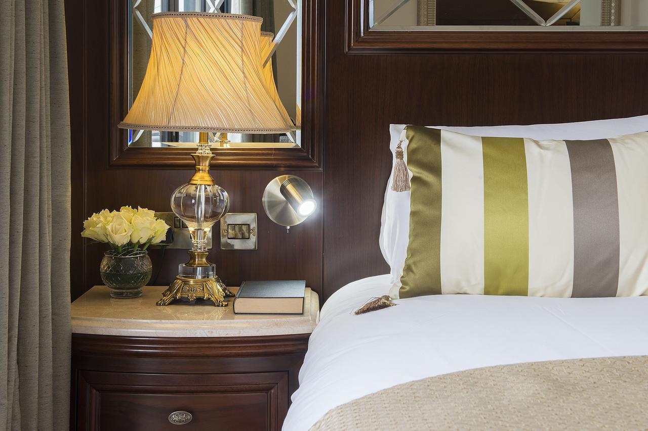 The George Street Hotel Оксфорд Экстерьер фото A bedside table