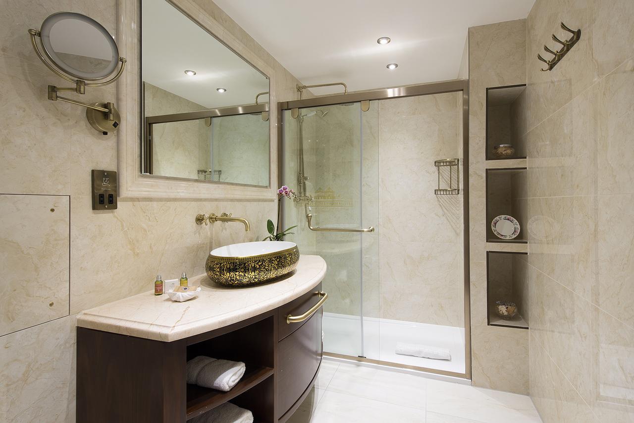 The George Street Hotel Оксфорд Экстерьер фото A bathroom with a shower enclosure