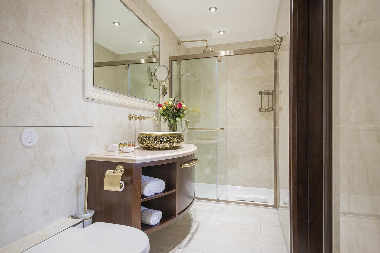 The George Street Hotel Оксфорд Экстерьер фото A bathroom in a hotel