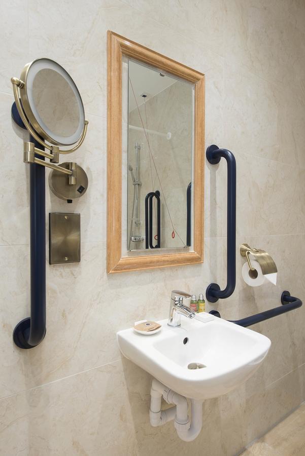 The George Street Hotel Оксфорд Экстерьер фото Disabled toilet facilities