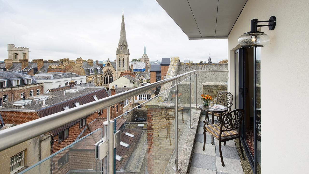 The George Street Hotel Оксфорд Экстерьер фото A balcony in a residential apartment
