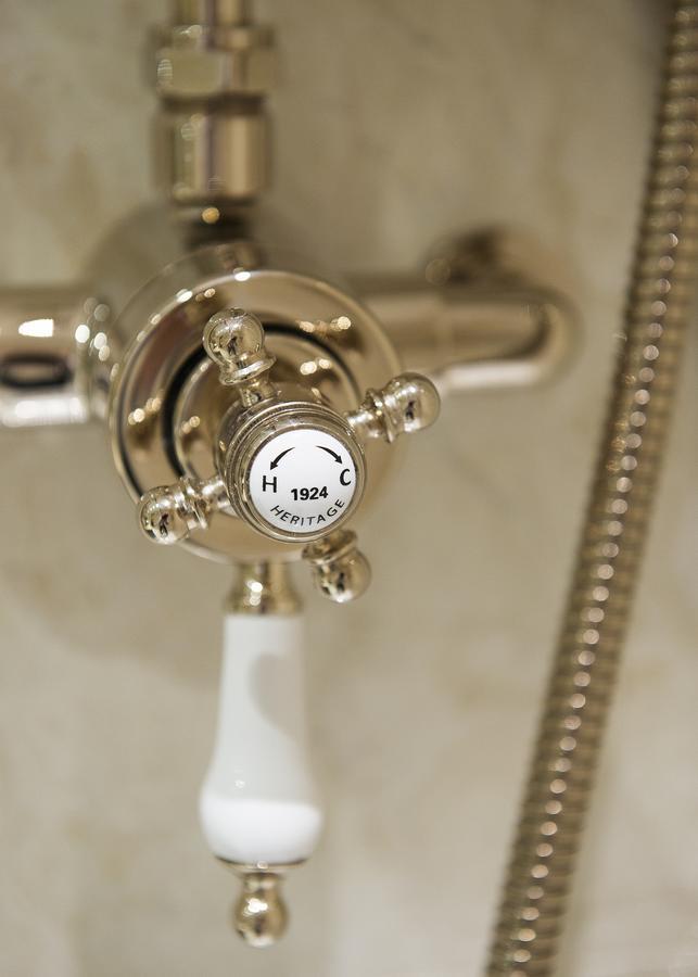 The George Street Hotel Оксфорд Экстерьер фото Heritage bathroom fittings