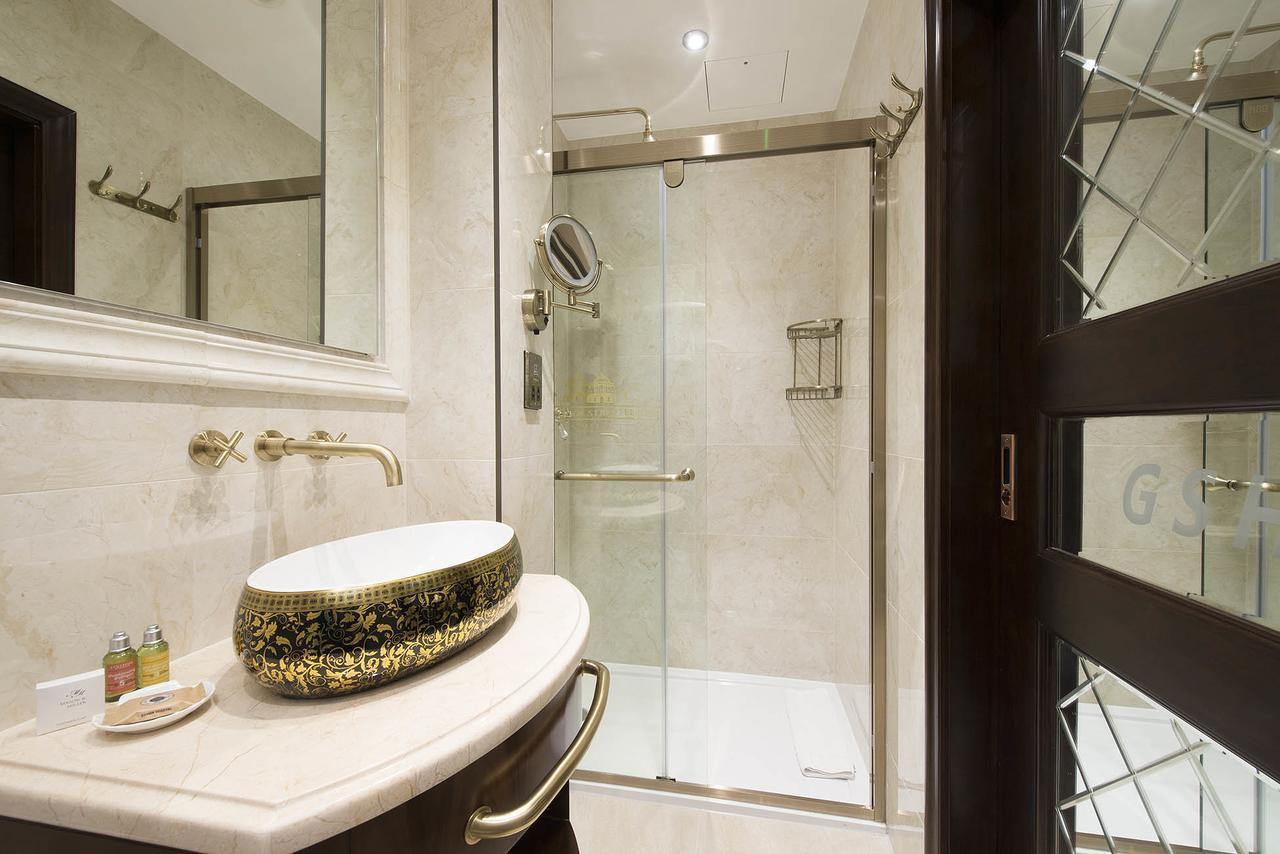 The George Street Hotel Оксфорд Экстерьер фото A shower enclosure